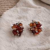 Handgemachte Karneol und Mondstein Ohrringe Cluster, Edelstahl Stecker, hochwertiger Edelsteinschmuck aus Österreich, cleanes Produktfoto mit Schatten.