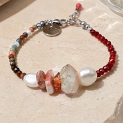 Handgemachtes Damenarmband mit farbigen Edelsteinen und natürlichen Süßwasserperlen