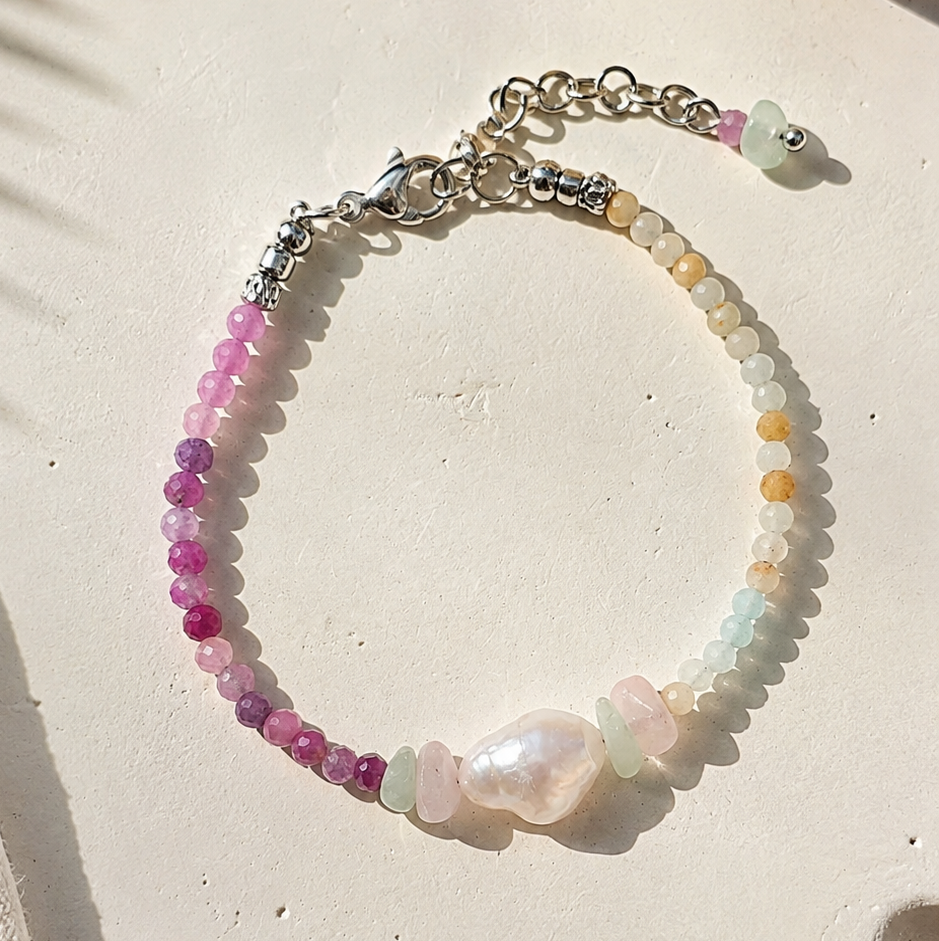 Handgemachtes Edelsteinarmband für Damen mit bunten Natursteinen und schimmernden Süßwasserperlen
