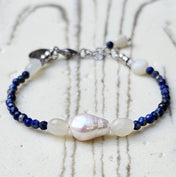 Handgemachtes Lapislazuli Armband mit Mondstein und Süßwasserperlen – einzigartiger Edelsteinschmuck von BE-Youniq.