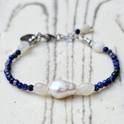 Handgemachtes Lapislazuli Armband mit Mondstein und Süßwasserperlen – einzigartiger Edelsteinschmuck von BE-Youniq.