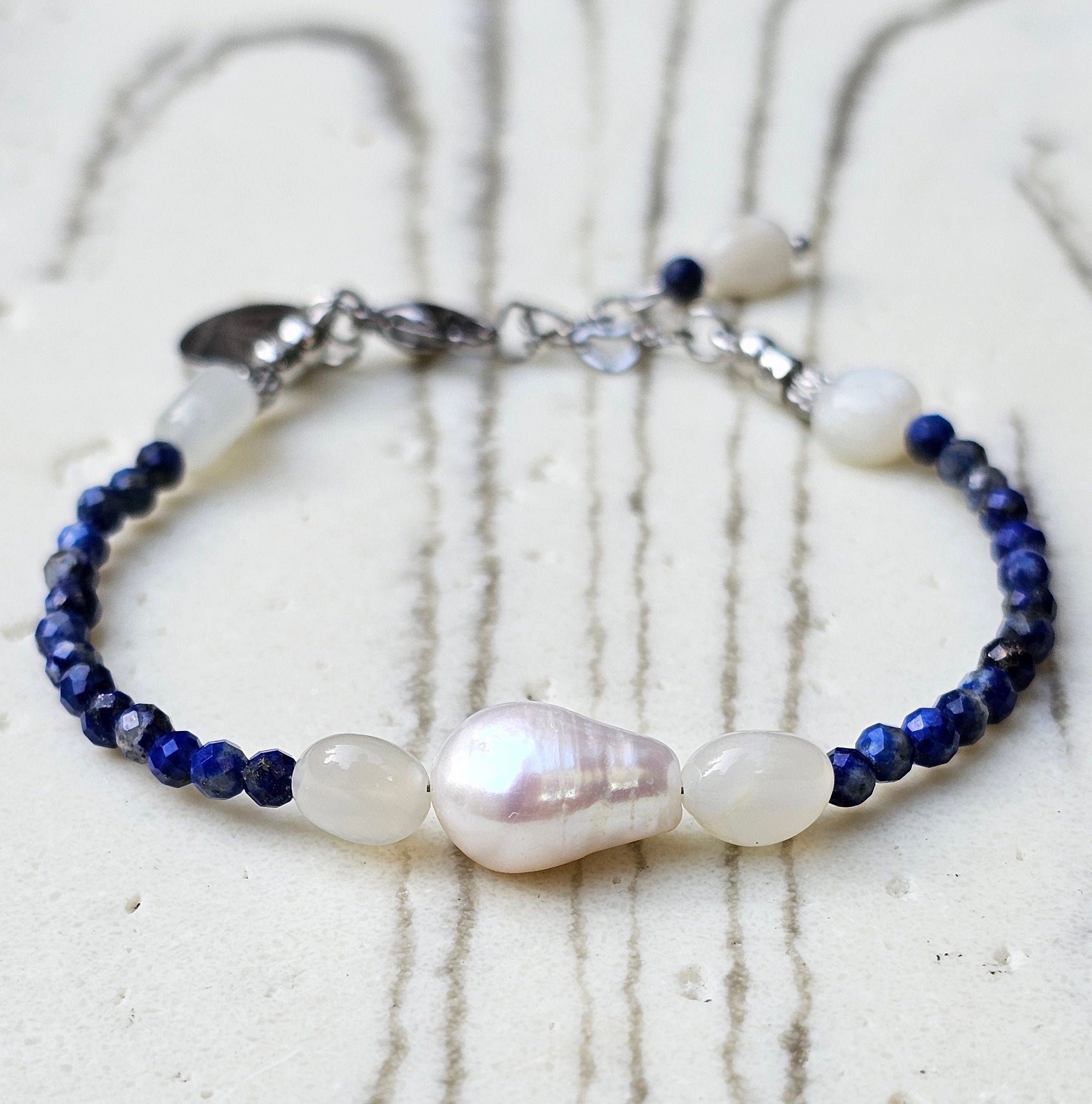 Handgemachtes Lapislazuli Armband mit Mondstein und Süßwasserperlen – einzigartiger Edelsteinschmuck von BE-Youniq.