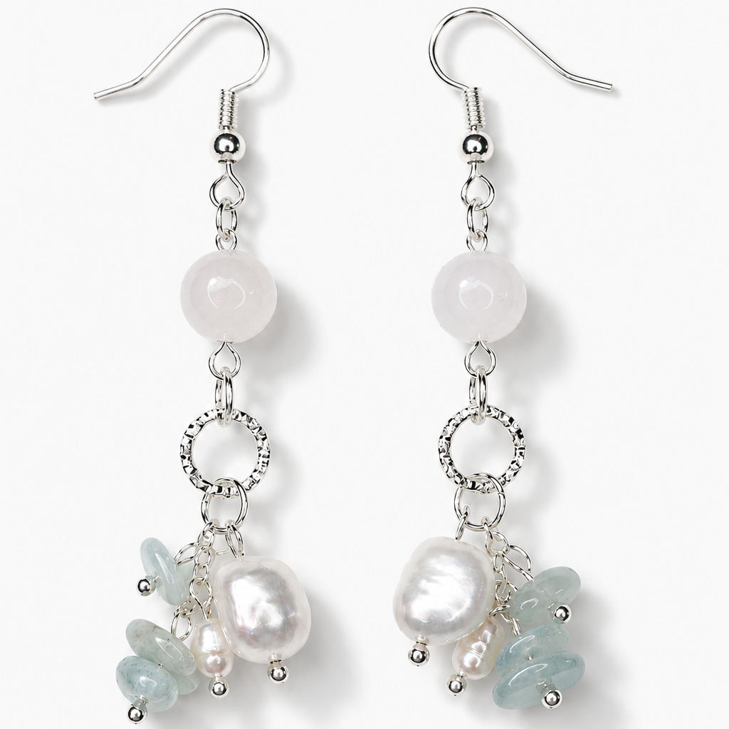 Ivory Lagoon Ohrringe mit weißer Jade, Aquamarin & Süßwasserperlen auf hellem Untergrund – BE-Youniq