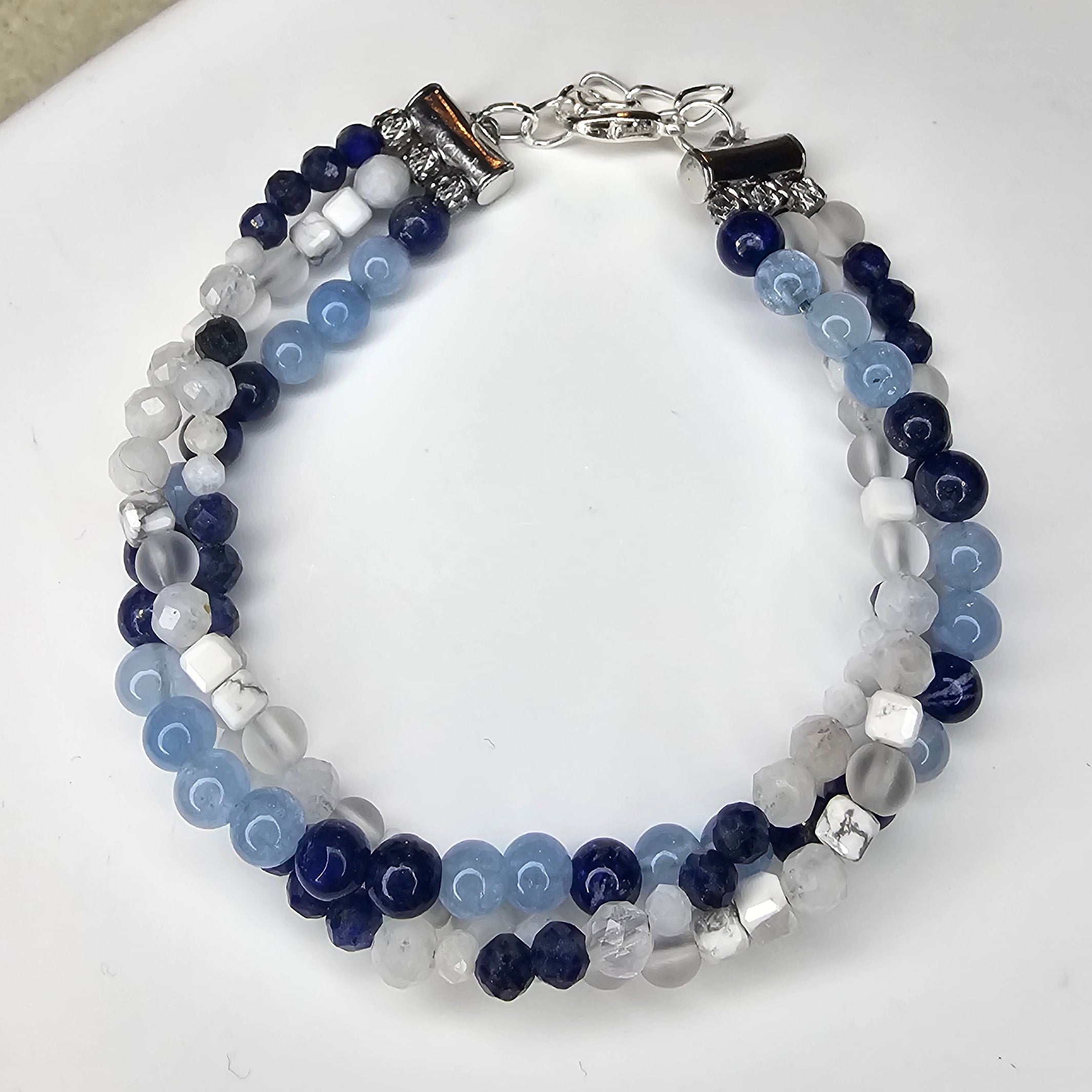 Quiet Mind – feines Armband mit echten Edelsteinperlen: Lapislazuli, Aquamarin und Mondstein sowie weitere Edelsteine