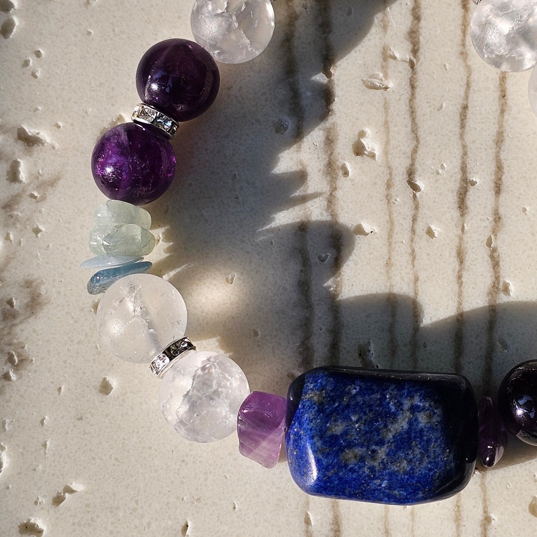 Lapislazuli Armband mit Bergkristall, Aquamarin & Amethyst | BE-Youniq