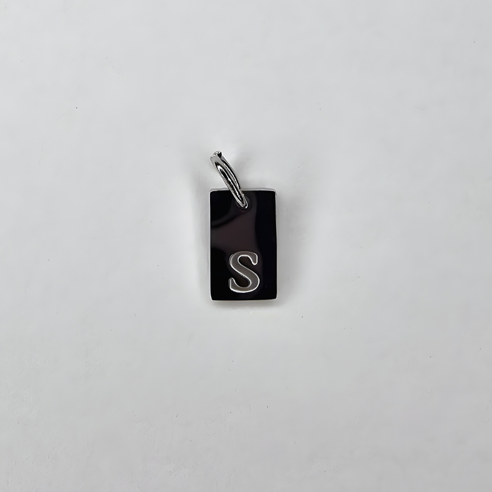 Ein kleiner, hochwertiger Initial-Charm aus Edelstahl, der deinem Schmuckstück eine persönliche Note verleiht