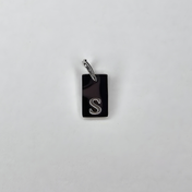 Ein kleiner, hochwertiger Initial-Charm aus Edelstahl, der deinem Schmuckstück eine persönliche Note verleiht