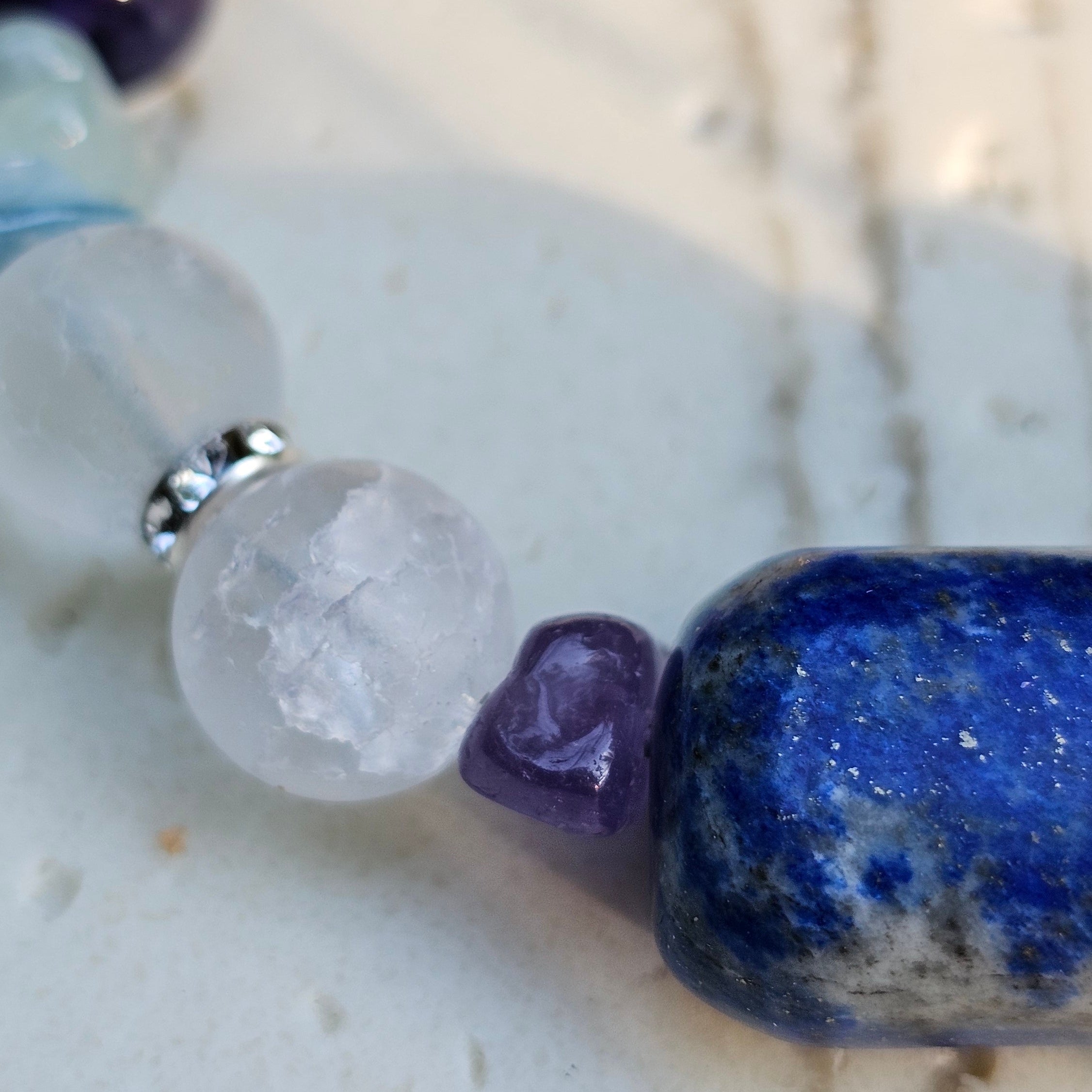 Modernes Edelsteinarmband mit echtem Lapislazuli, Bergkristall, Aquamarin und Amethyst in zeitlosem Design.