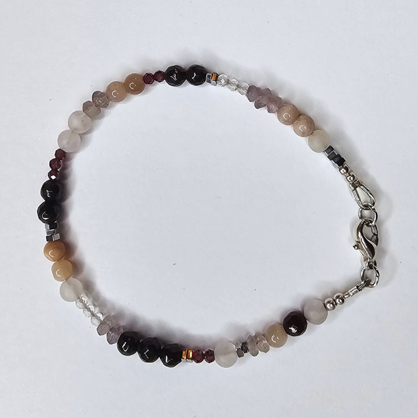 Mondstein Armband mit Amethyst & Rosenquarz – handgemacht