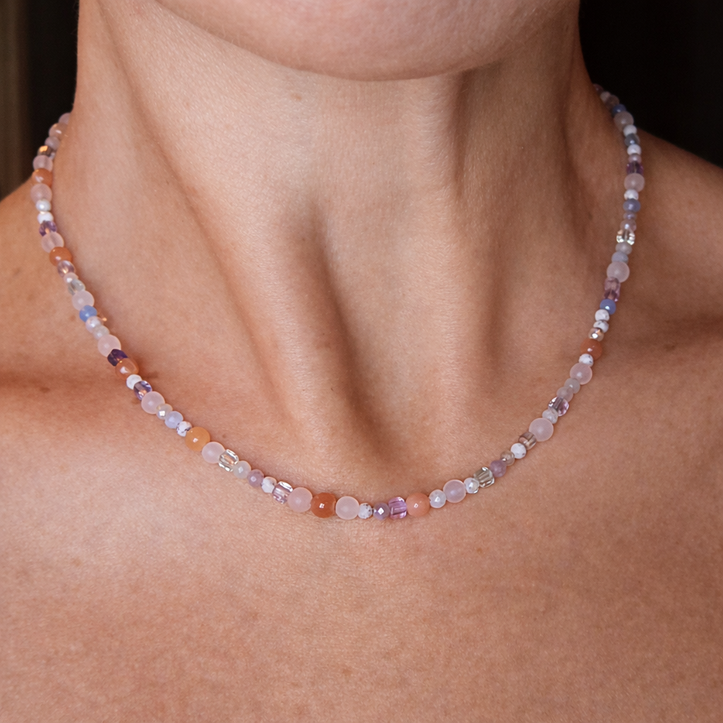 Handgefertigter Edelstein-Choker in Pastellfarben aus Fluorit, Morganit, Rosenquarz, Mondstein und Aquamarin.