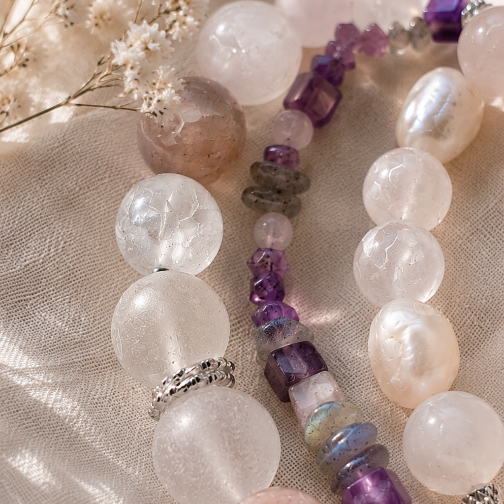 Nahaufnahme Edelsteine: Rosenquarz, Mondstein, Amethyst, Labradorit und Bergkristall im Rosé Glow Armband