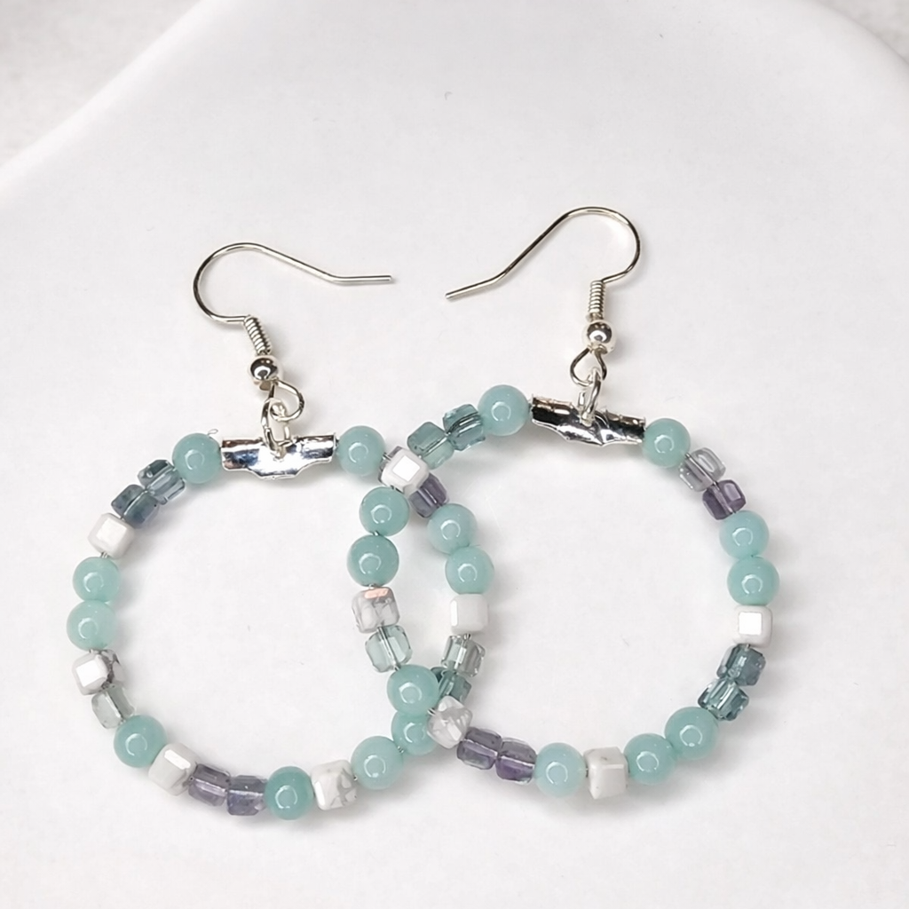 Natürliche Edelstein-Ohrringe in Blau- und Weißtönen – Amazonit, Fluorit & Howlit, handgemacht
