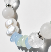 Ocean Spirit Armband Nahaufnahme – Bergkristall, Aquamarin, Aventurin, grüner Chalcedon, weiße Jade und Süßwasserperlen, handgefertigt
