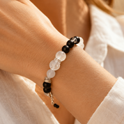 Handgefertigtes Onyx Armband für Damen mit Bergkristall und Labradorit. Hochwertiger Edelsteinschmuck aus Natursteinen – elegant, zeitlos und einzigartig.