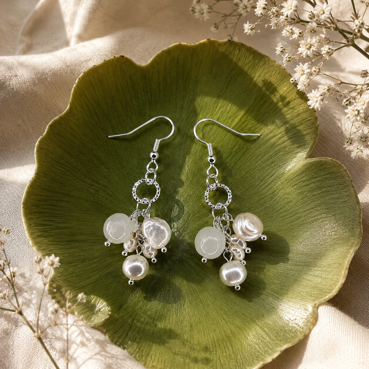 Bild 3: Pearl Heaven – Feminine Perlenohrringe mit weißer Jade, zeitloses Design