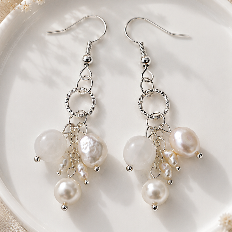 Pearl Heaven – Ohrringe mit Süßwasserperlen und weißer Jade, minimalistisch & elegant
