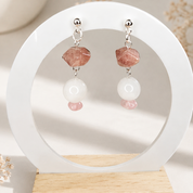 Pearl Sage Elysia Ohrringe getragen – Rosenquarz & weiße Jade Edelsteinschmuck aus Österreich