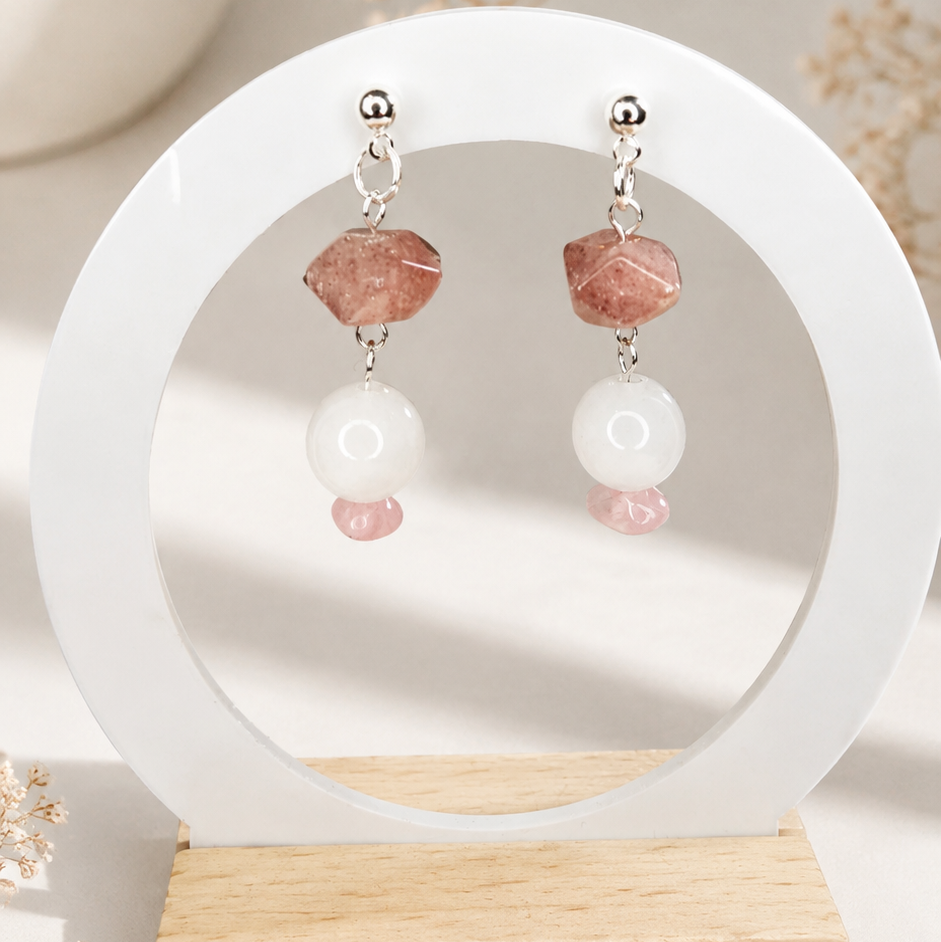 Pearl Sage Elysia Ohrringe getragen – Rosenquarz & weiße Jade Edelsteinschmuck aus Österreich