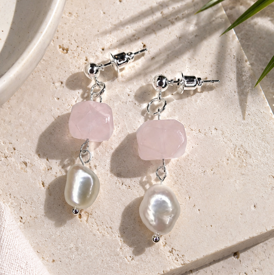 Pearl Sage Rosa Ohrringe getragen – rosa Fluorit und Barockperlen, feminin und zeitlos