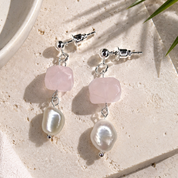 Fluorit Süßwasserperlen Ohrringe seitlich getragen – Pearl Sage Rosa