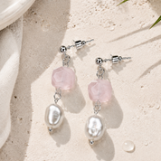 Fluorit Süßwasserperlen Ohrringe mit rosa Fluorit und schimmernden Süßwasserperlen auf hellem Untergrund.