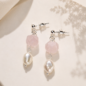 Pearl Sage Rosa Ohrringe seitlich – zarte Farbkombination aus rosa Fluorit und cremefarbener Barockperle