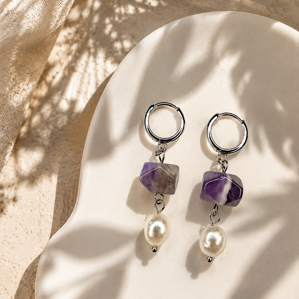 Handgefertigte Perlenohrringe mit Fluorit und Süßwasserperlen in zarten Violetttönen – Pearl Sage Violett von BE.Youniq