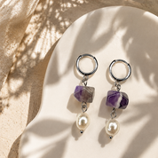 Handgefertigte Perlenohrringe mit Fluorit und Süßwasserperlen in zarten Violetttönen – Pearl Sage Violett von BE.Youniq