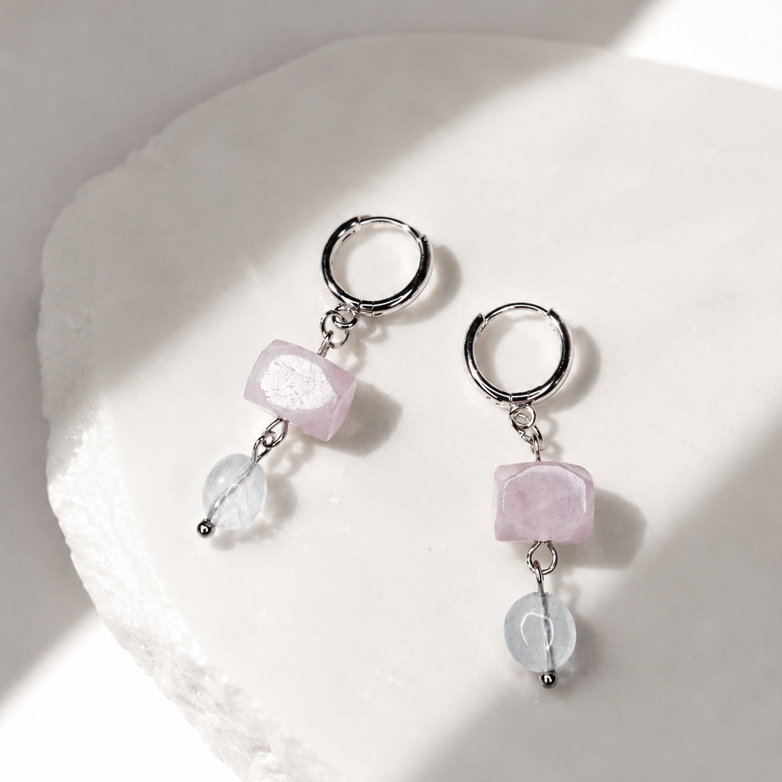 Perlenohrringe mit Kunzit und Aquamarin, handgefertigt, natürliche Edelsteine, zarte feminine Eleganz – BE.Youniq