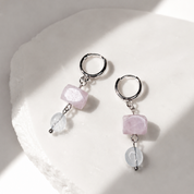 Perlenohrringe mit Kunzit und Aquamarin, handgefertigt, natürliche Edelsteine, zarte feminine Eleganz – BE.Youniq