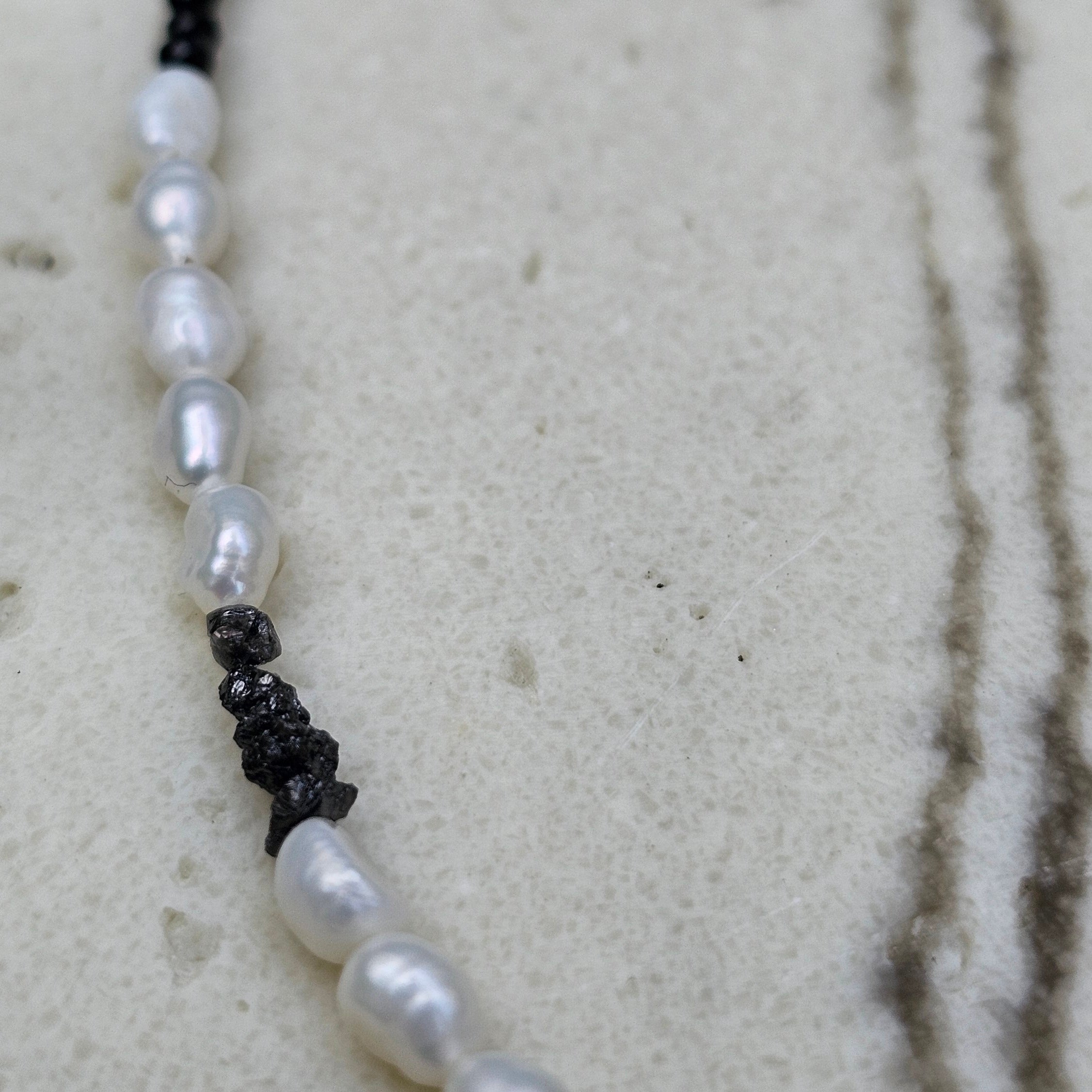 Rohdiamant Choker mit Süßwasserperlen, Handgefertigt | Blanche Noire