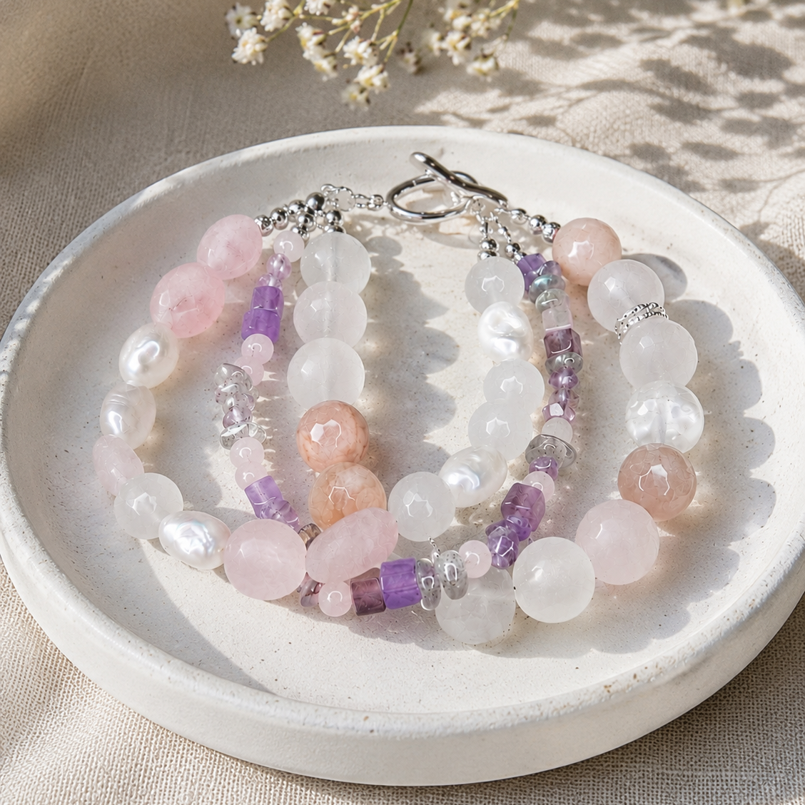 Rosé Glow Armband mit Rosenquarz, Mondstein, Amethyst, Bergkristall und Labradorit – handgefertigt von BE.Youniq