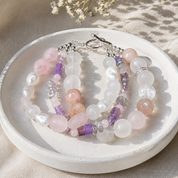 Rosé Glow – handgefertigtes dreireihiges Statement-Armband: Rosenquarz, Bergkristall und Mondstein sowie weitere Edelsteine
