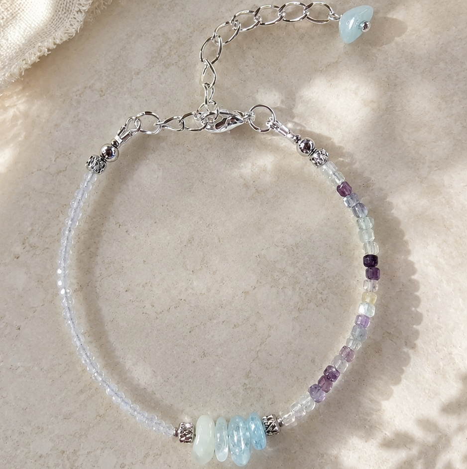 Sea Breeze Aqua Edelsteinarmband mit Aquamarin und Fluorit. Handgefertigter Schmuck in sanften Blau- und Pastelltönen mit hochwertigen Silberdetails. Sommerliches, elegantes Armband für Damen von BE-Youniq.