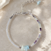 Sea Breeze Aqua Edelsteinarmband mit Aquamarin und Fluorit. Handgefertigter Schmuck in sanften Blau- und Pastelltönen mit hochwertigen Silberdetails. Sommerliches, elegantes Armband für Damen von BE-Youniq.