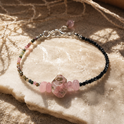 Sea Breeze Blush – Armband mit echtem Turmalin & Madagaskar Rosenquarz, handgefertigt in Österreich. Limitierter Natursteinschmuck für Damen. Jetzt kaufen & verschenken.