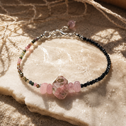 Sea Breeze Blush – Armband mit echtem Turmalin & Madagaskar Rosenquarz, handgefertigt in Österreich. Limitierter Natursteinschmuck für Damen. Jetzt kaufen & verschenken.