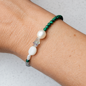 Sea Breeze Emerald Mist – asymmetrisches Armband mit Süßwasserperlen, Mondstein, Fluorit, Malachit und Labradorit, handgefertigtes Unikat aus Österreich