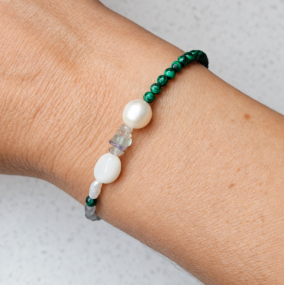 Sea Breeze Emerald Mist – asymmetrisches Armband mit Süßwasserperlen, Mondstein, Fluorit, Malachit und Labradorit, handgefertigtes Unikat aus Österreich