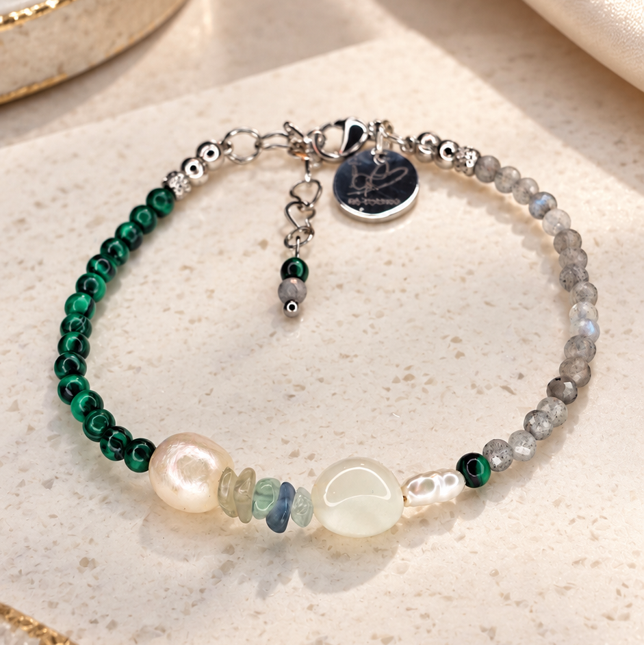 Handgefertigtes Sea Breeze Emerald Mist Edelsteinarmband von BE-Youniq mit Malachit, Labradorit, Mondstein, Fluorit und Süßwasserperlen – einzigartiges Schmuckstück aus Österreich