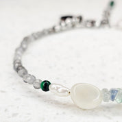 Sea Breeze Emerald Mist – Edelsteinarmband mit Malachit, Labradorit, Mondstein, Fluorit und Süßwasserperlen, handgefertigt von BE-Youniq