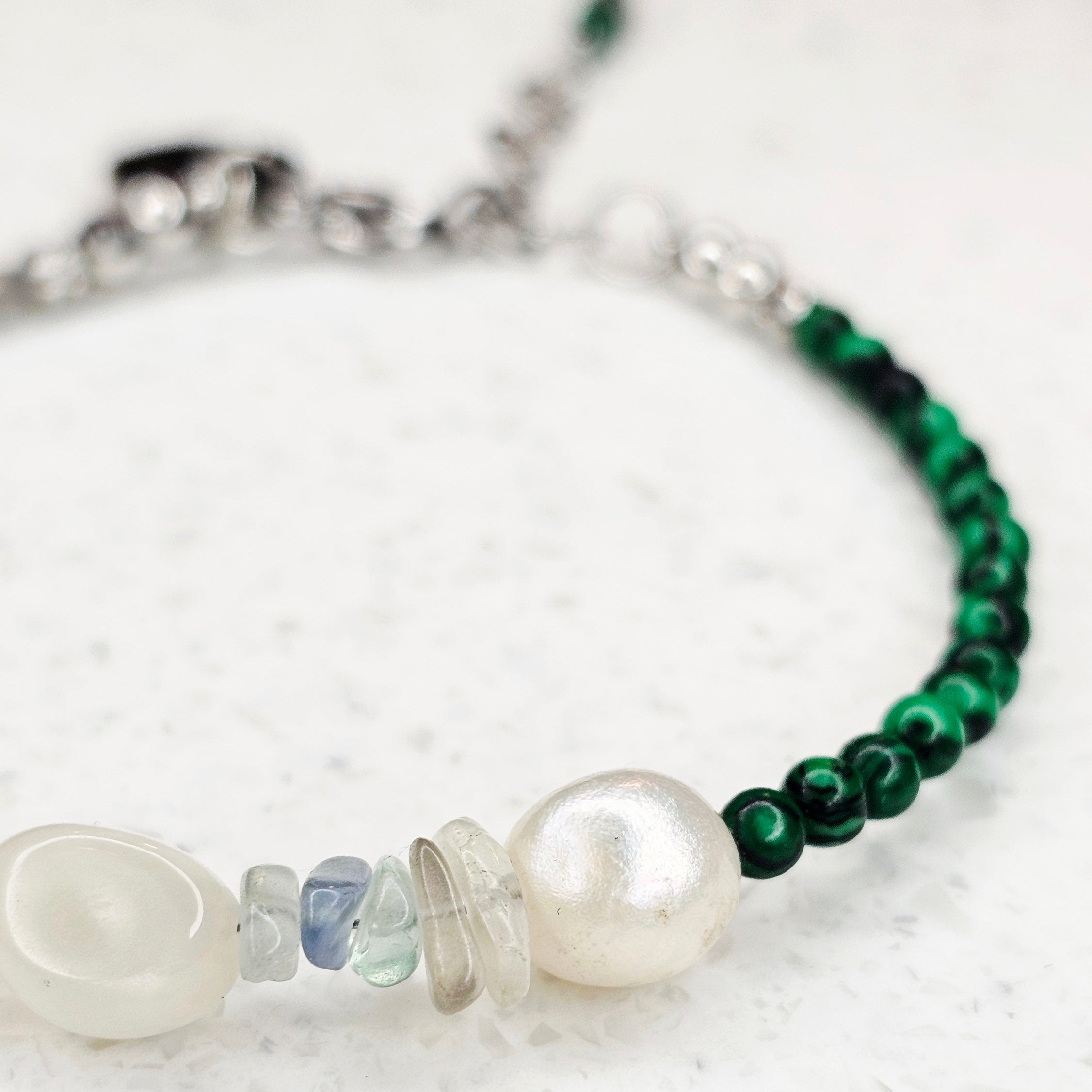 Sea Breeze Emerald Mist – handgefertigtes Edelsteinarmband mit grünem Malachit, Labradorit, Mondstein, Fluorit und Süßwasserperlen von BE-Youniq