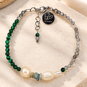 Sea Breeze Emerald Mist – Detail des handgefertigten Armbands mit Malachit, Labradorit, Mondstein, Fluorit und Süßwasserperlen