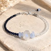 Sea Breeze Harmony – handgefertigtes Naturstein-Armband mit blauem Spinell, Opal, Aquamarin & Fluorit. Limitierter Edelsteinschmuck für Damen aus Österreich. 