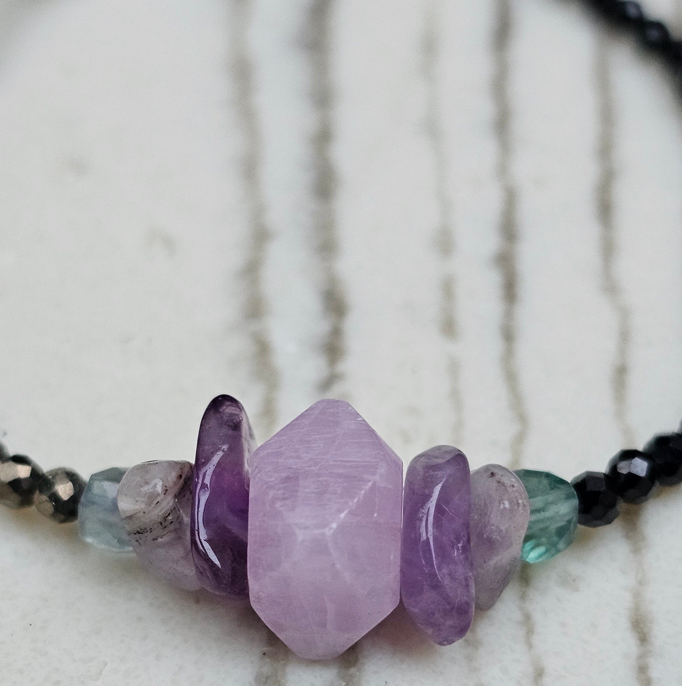 Sea Breeze Mirage Armband – fünf Natursteine, eine kraftvolle Energie – handgefertigt von BE-YOUNIQ
