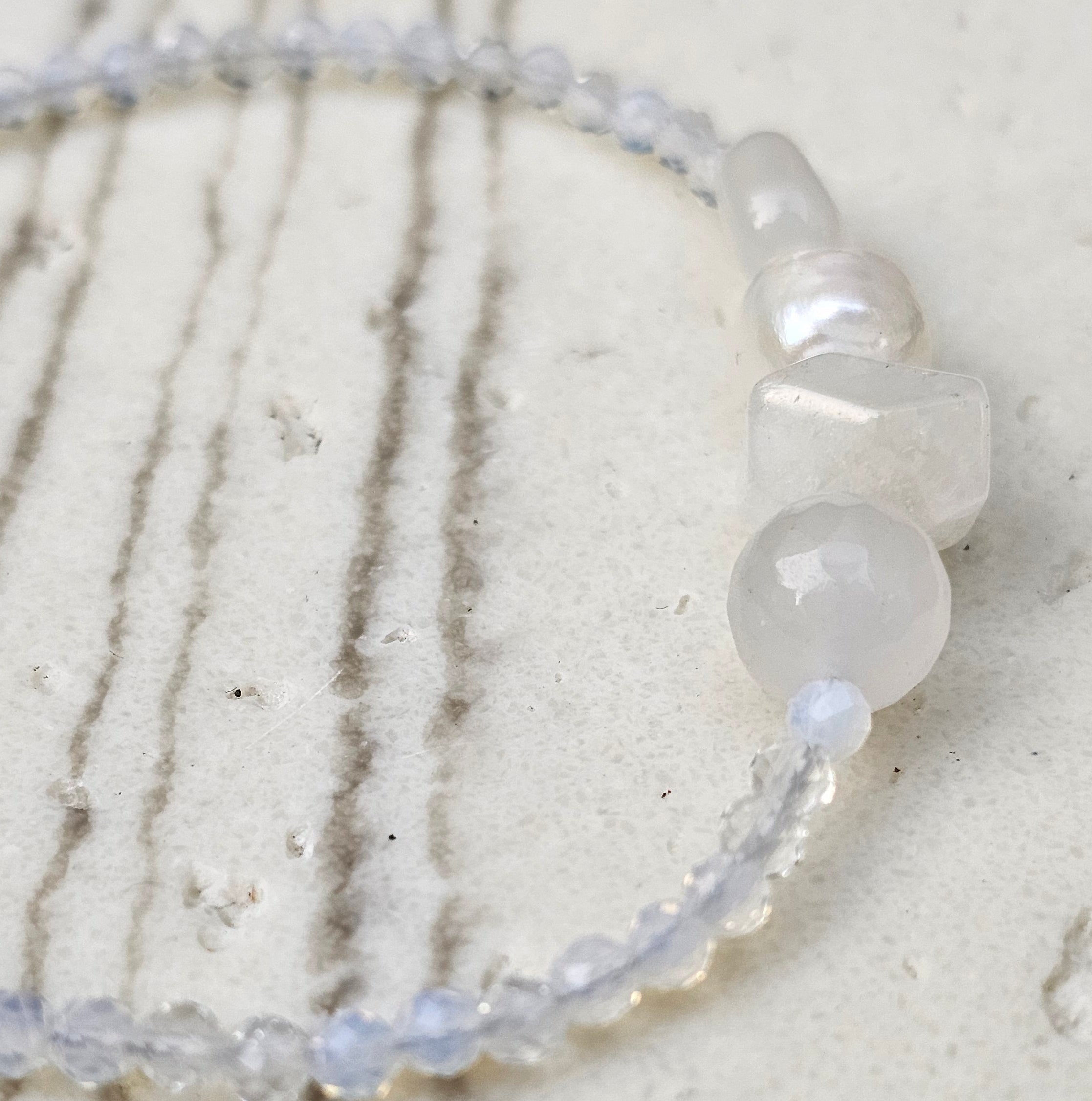 Sea Breeze Pure - Opal, weiße Jade, Mondstein, Fluorit & Süßwasserperlen