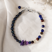 Sea Breeze Royal Edelsteinarmband mit Lapislazuli, Citrin, Tigerauge, Amethyst und Süßwasserperlen – handgefertigt in Österreich
