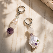 Asymmetrische Ohrringe mit Süßwasserperlen, weißem Jade, Amethyst, Aventurin und Fluorit – handgefertigt von BE-YOUNIQ