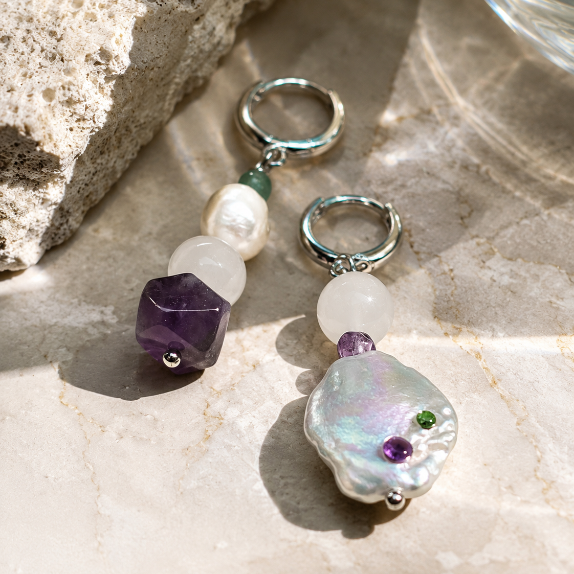 Sea Wishper Crystal Asymmetry Ohrringe getragen – Süßwasserperle mit weißem Jade an goldenem Haken, handgefertigt von BE-YOUNIQ