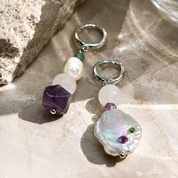 Sea Wishper Crystal Asymmetry Ohrringe getragen – Süßwasserperle mit weißem Jade an goldenem Haken, handgefertigt von BE-YOUNIQ